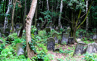 W Mrągowie odsłonięto tablicę upamiętniającą cmentarz żydowski